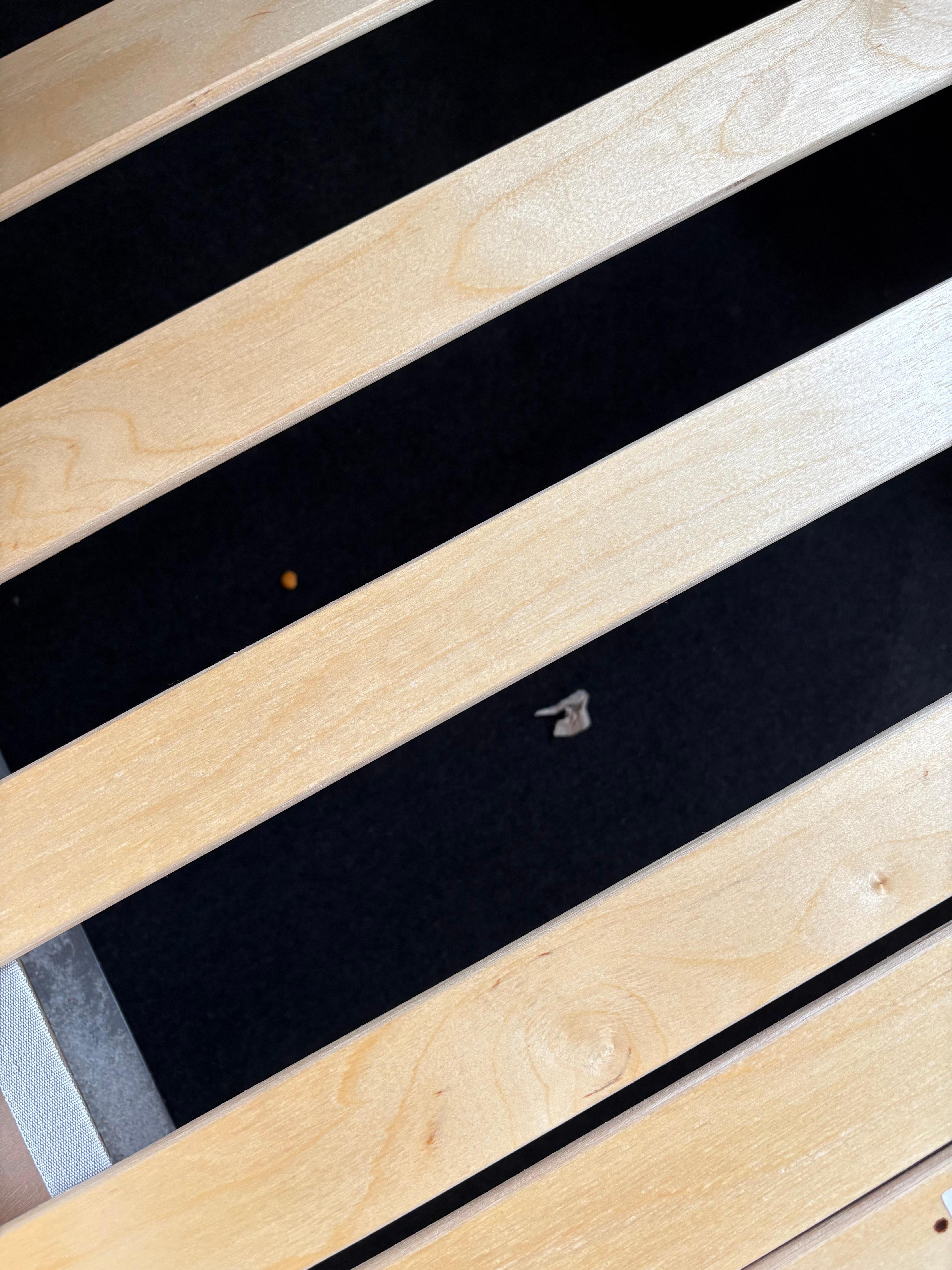 Krümel unter dem Bett