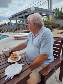 We had our morning coffee and donuts at the pool!😁