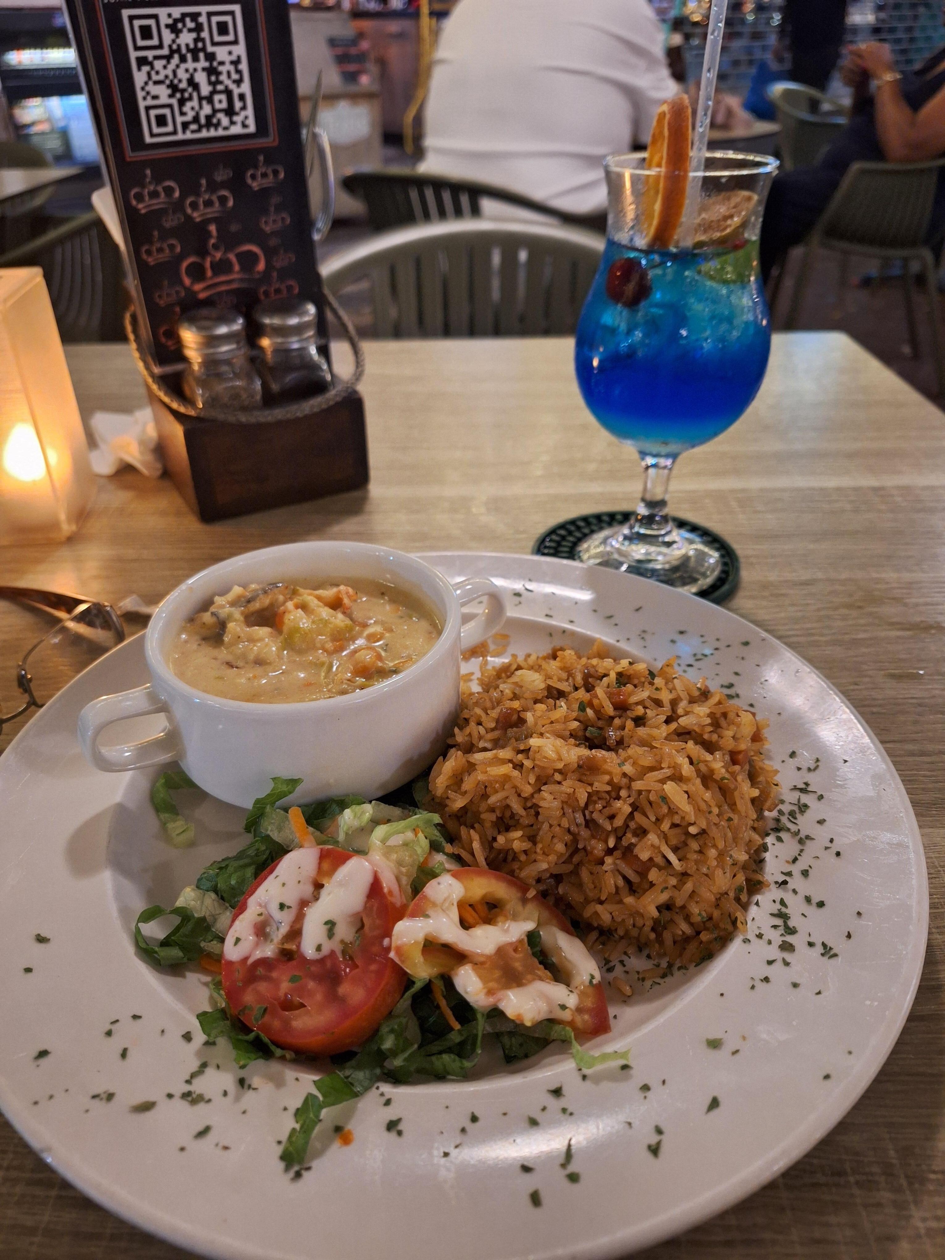 Esse prato chama-se Ariane...uma delícia.  Pedi 2 dias seguidos rsrs um com opção de batatas frotas e noutro dia com arroz (o da foto)...muito melhor e mais gostoso. Tem salmao, camarão, peixe..tudo junto...