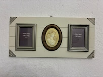 Photo frame with hole for photo ‘photo here’ unfilled