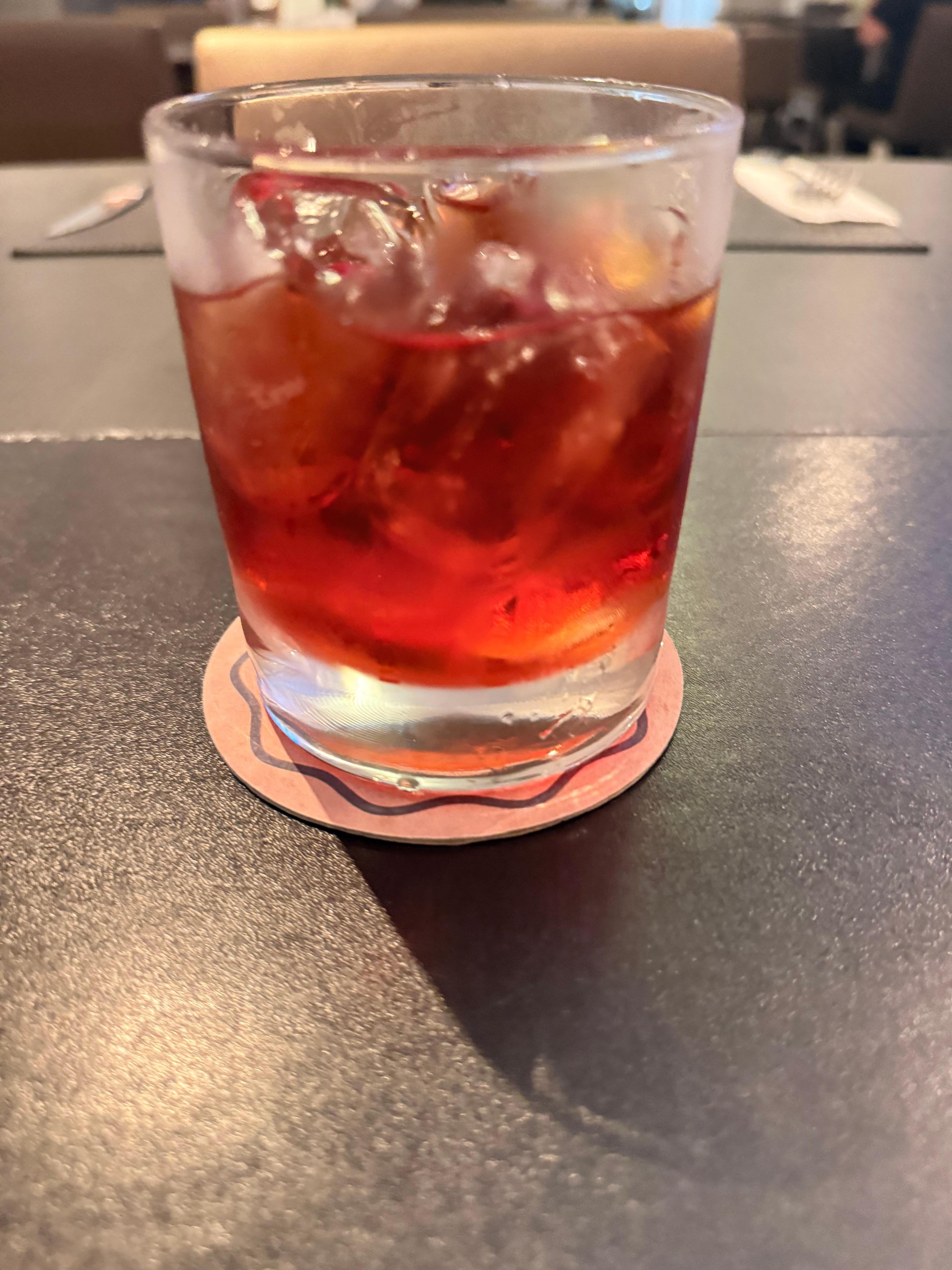 Um drink Boulevardier perfeito, feito pelo Rafael e equipe do restaurante 