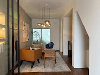 玄関を開けたらこちらのリビングでした。照明が明るく玄関とリビングの間にガラス扉があり明るさが保たれていました。オシャレなイメージでした。