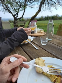 Déjeuner en pleine nature au pied du moulin