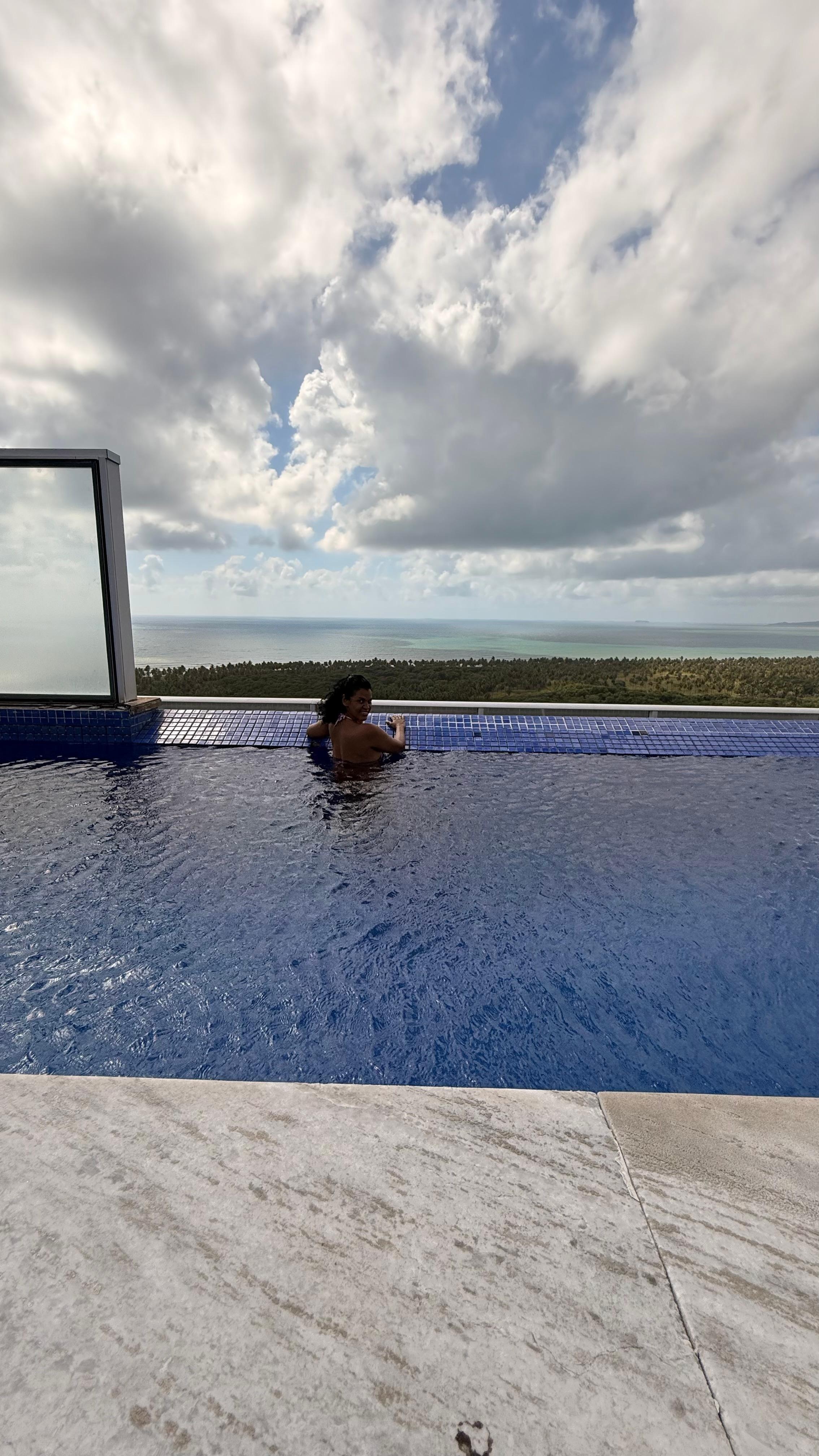 Piscina ótima para banho, lado raso e lado fundo.