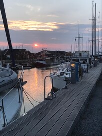 Hamnpromenaden utanför dörren