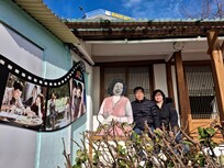 통영 동피랑에 들려서 영화에 나온 곳에서 우리 부부 사진을 찍은 모습.