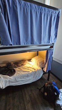 A foto da cama desarrumada era a única que eu tinha, mas a cama é muito boa!