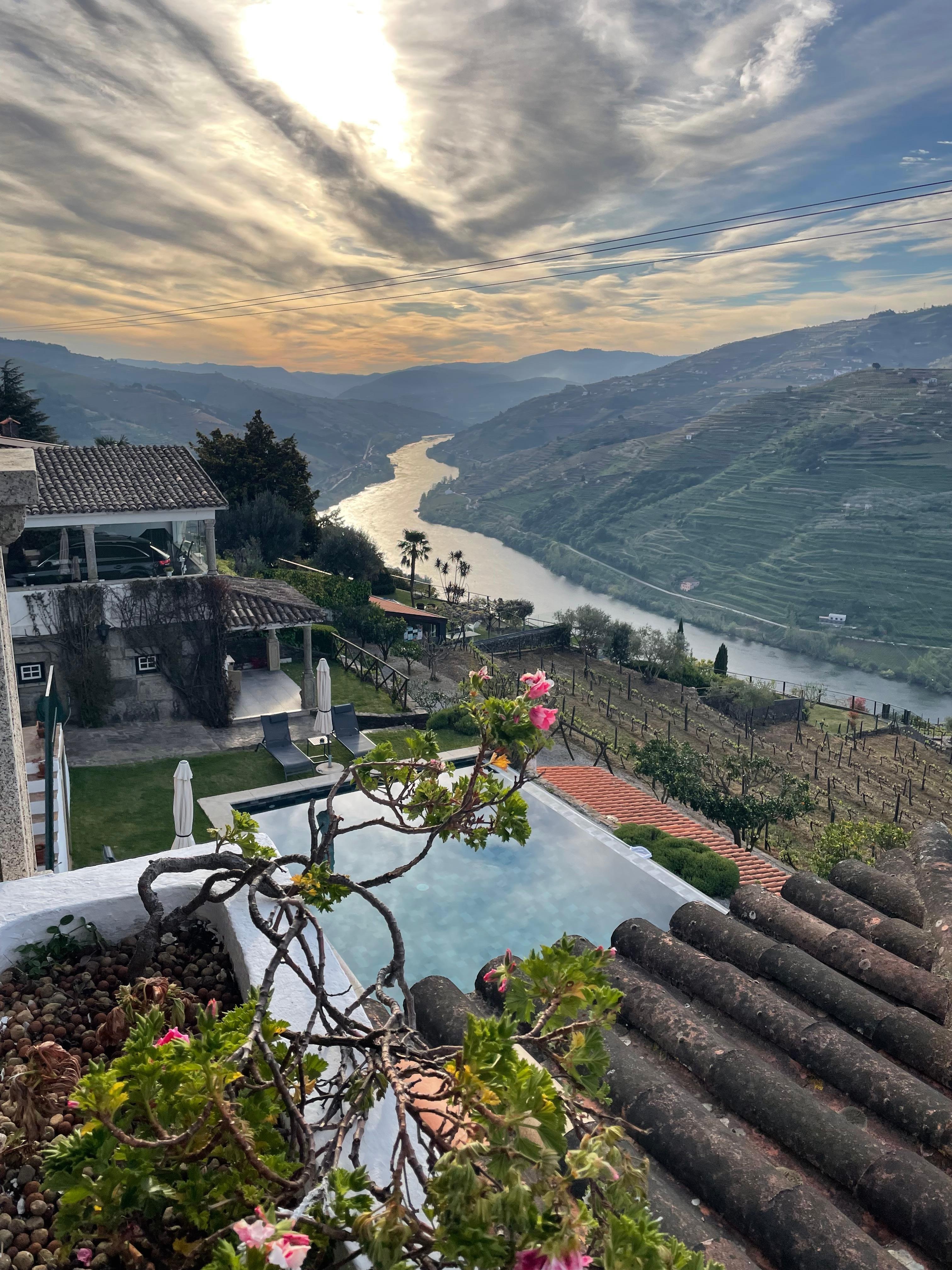 Utsikt fra balkongen på rommet.