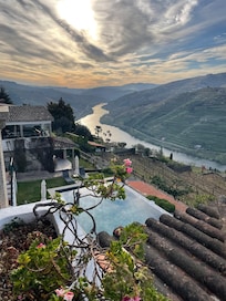 Utsikt fra balkongen på rommet.