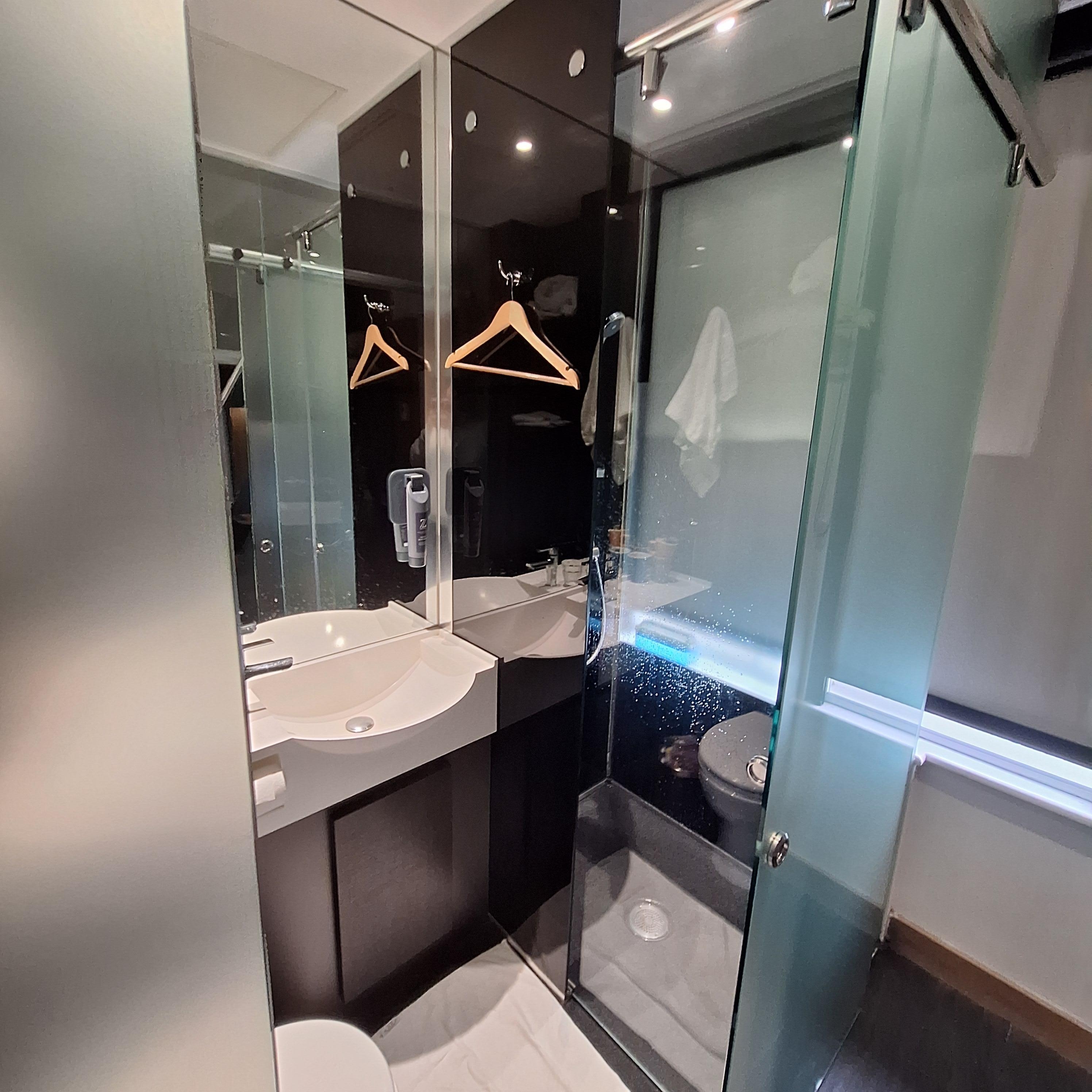 Bathroom sink