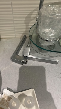 How are you supposed to shut a door when the handle is not attached??