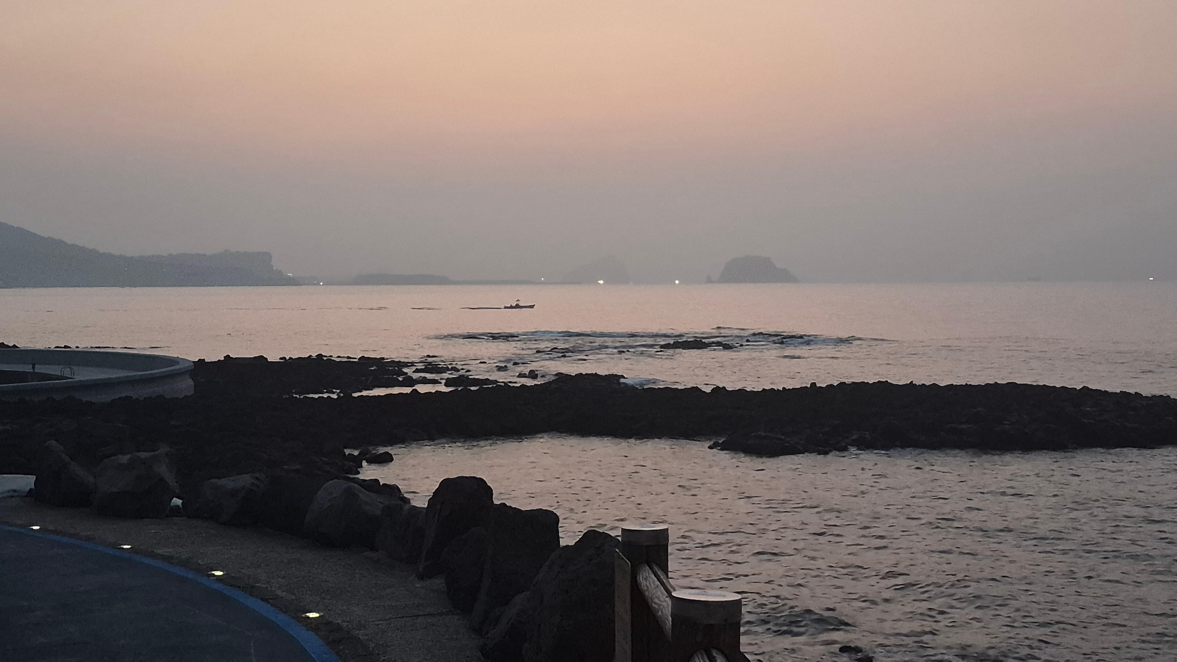 숙소 앞 바다가  일출 사진