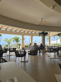 La Perla lunch buffet