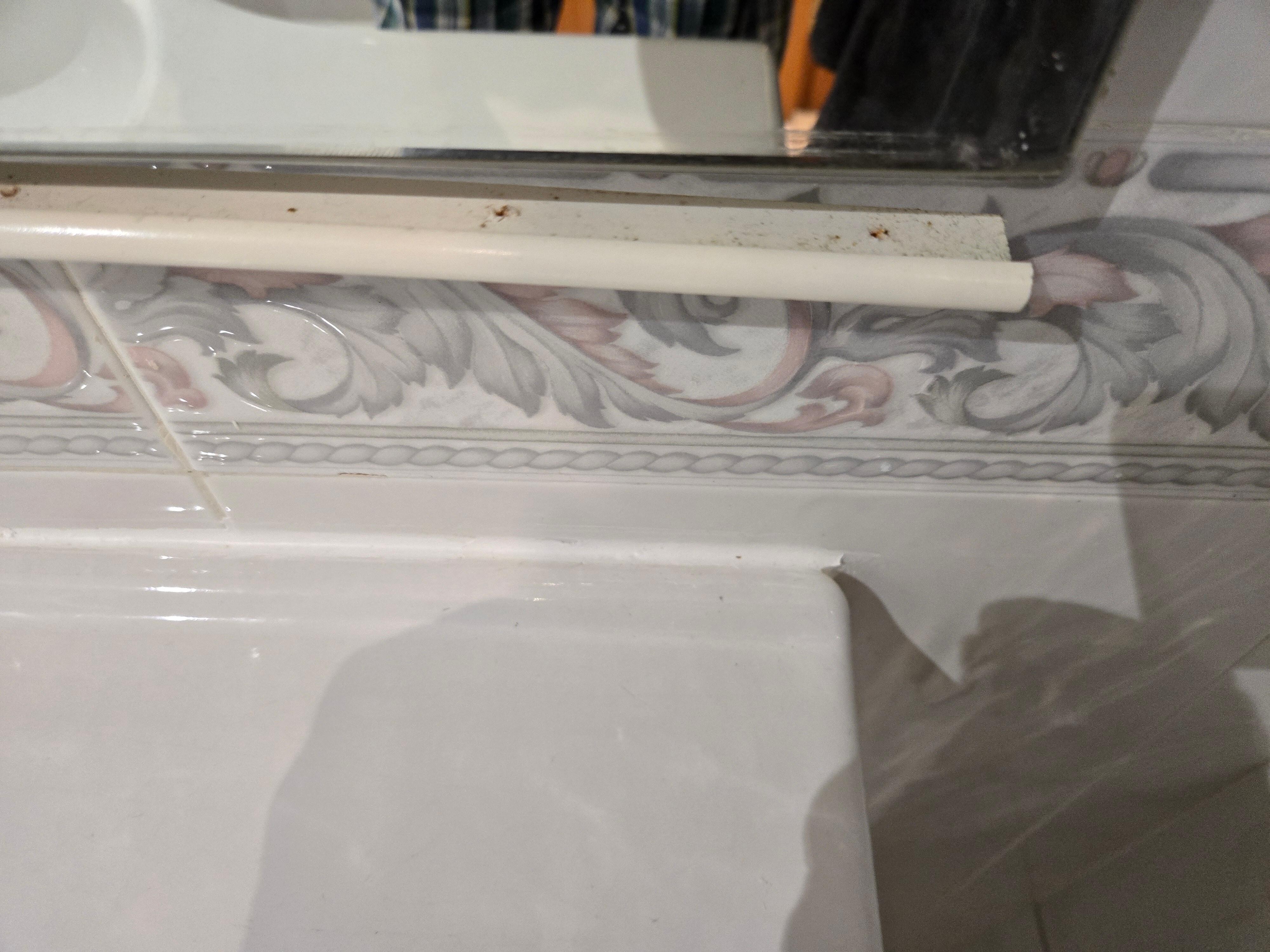 Le miroir de la salle de bain doit être réparé car ne fait pas bonne image pour le reste