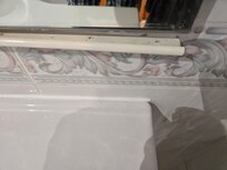 Le miroir de la salle de bain doit être réparé car ne fait pas bonne image pour le reste