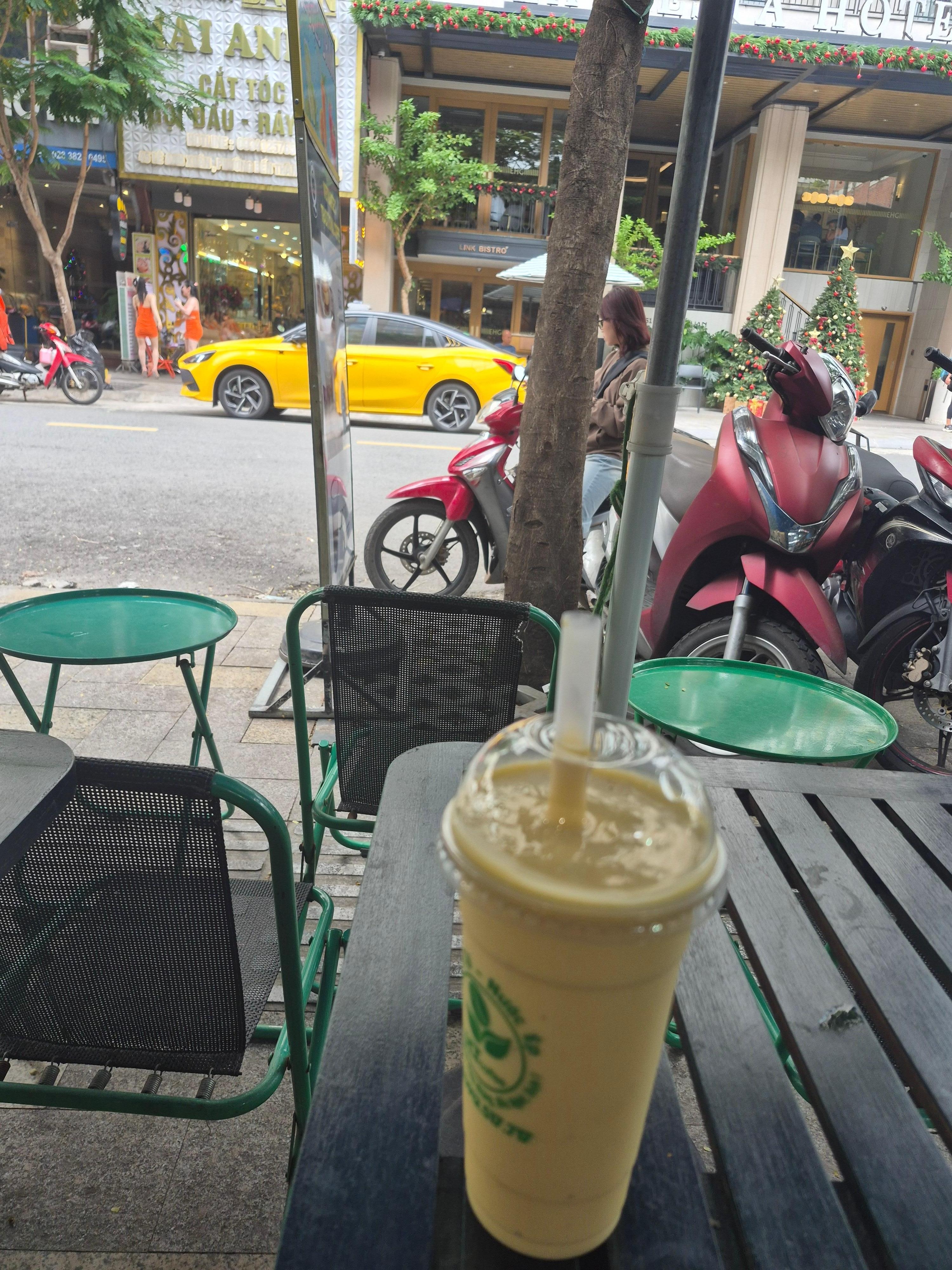 Perfect place for a smoothy and to people watch.