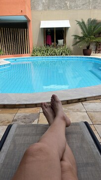 Na beira da piscina