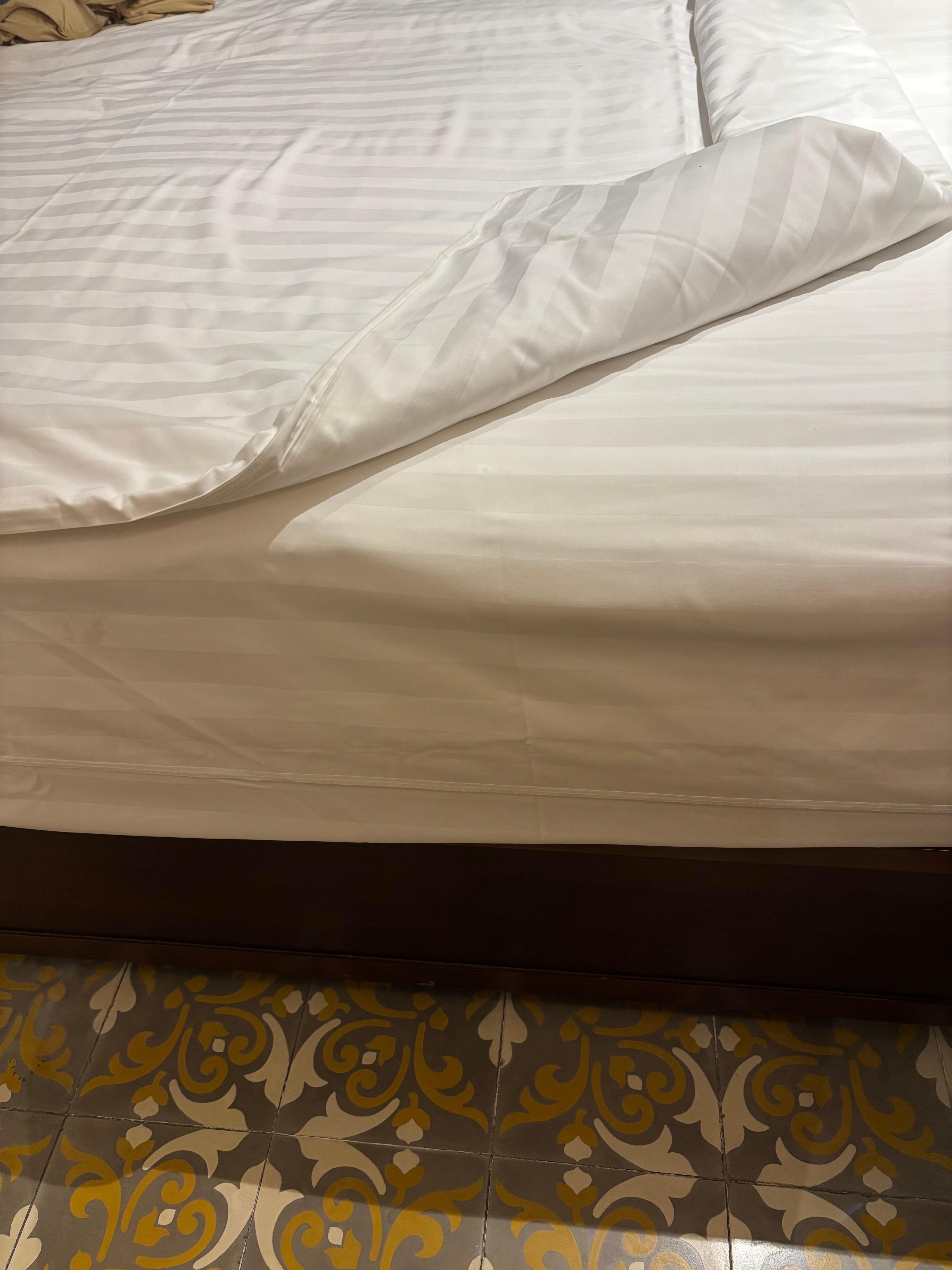 Thin sheets & a bed cover that didn’t reach the sides of the bed. 