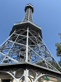 Oppe i det lille Eiffeltårnet gikk vi 299 trapper og for en utsikt!! Fin opplevelse!