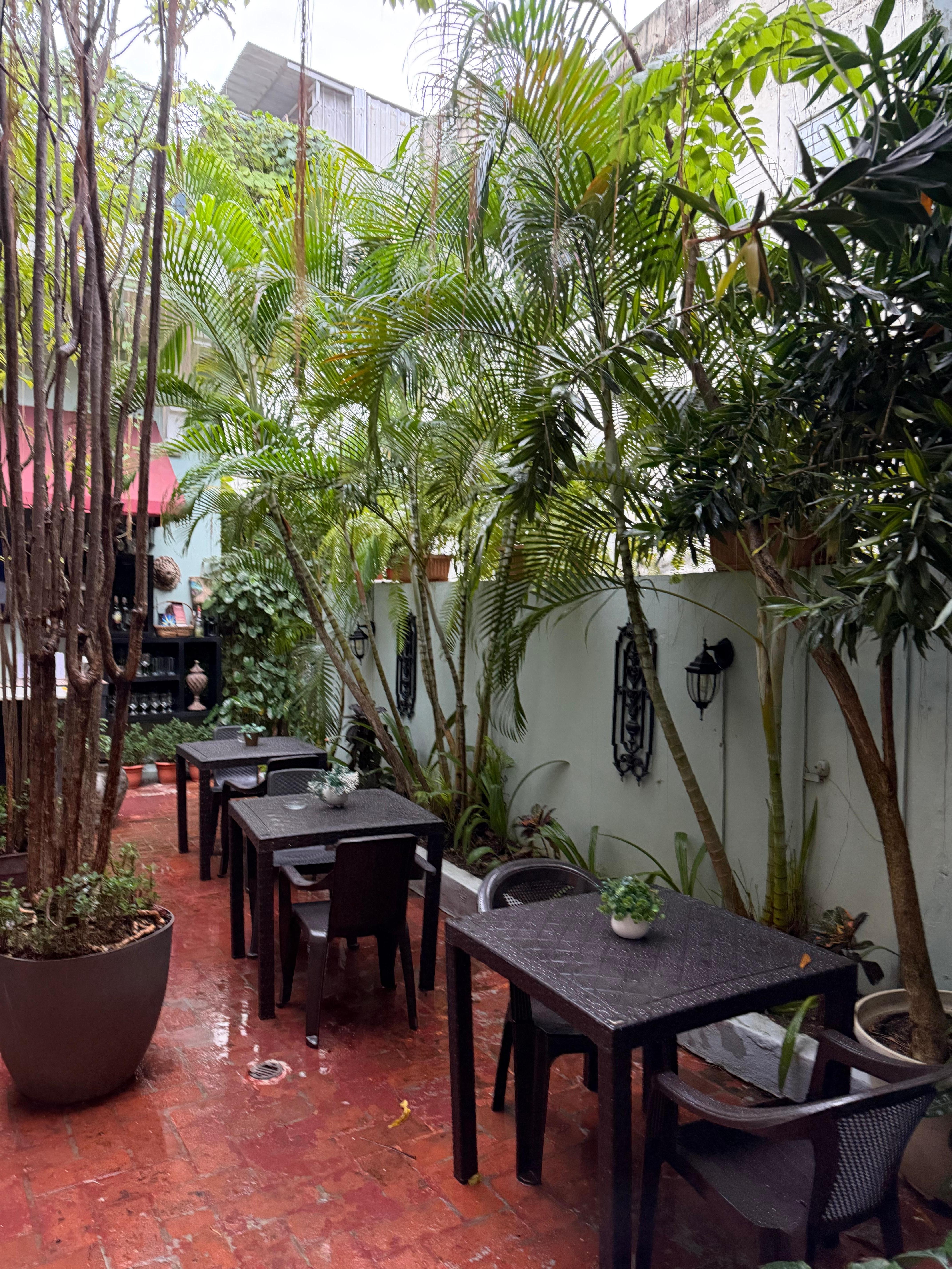 Breakfast area/bar space 