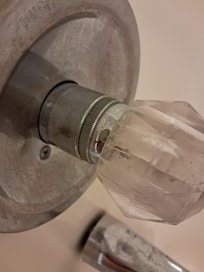 Plafond vol met stofwebben, brandalarm verwijderd, badkamerkraan beschimmeld. Zelfs met geld er bij nooit meer