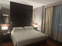 ベッド派キングサイズでゆったり出来ます。