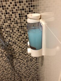 沐浴露的蓋子可能老化,所以服務員開唔到,就索性唔添加