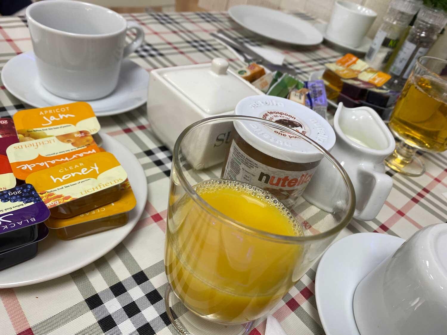 Det som står på frokostbordet mens man venter på toast og egg.