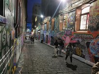 塗鴉街就在旁邊