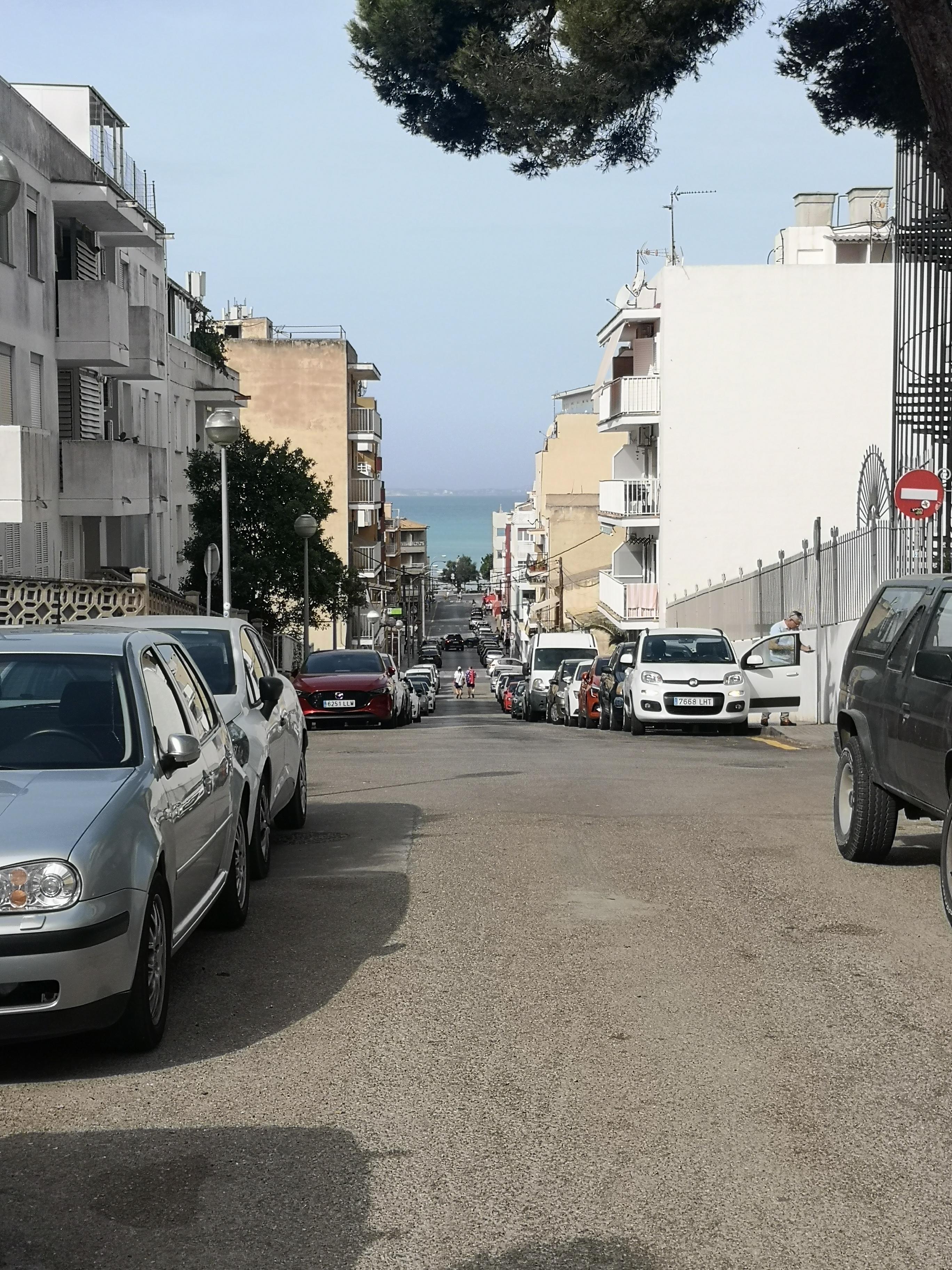 Die Strasse hinunter zum Strand (vor dem Hotel Eingang) 