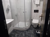 deluxe room bathroom