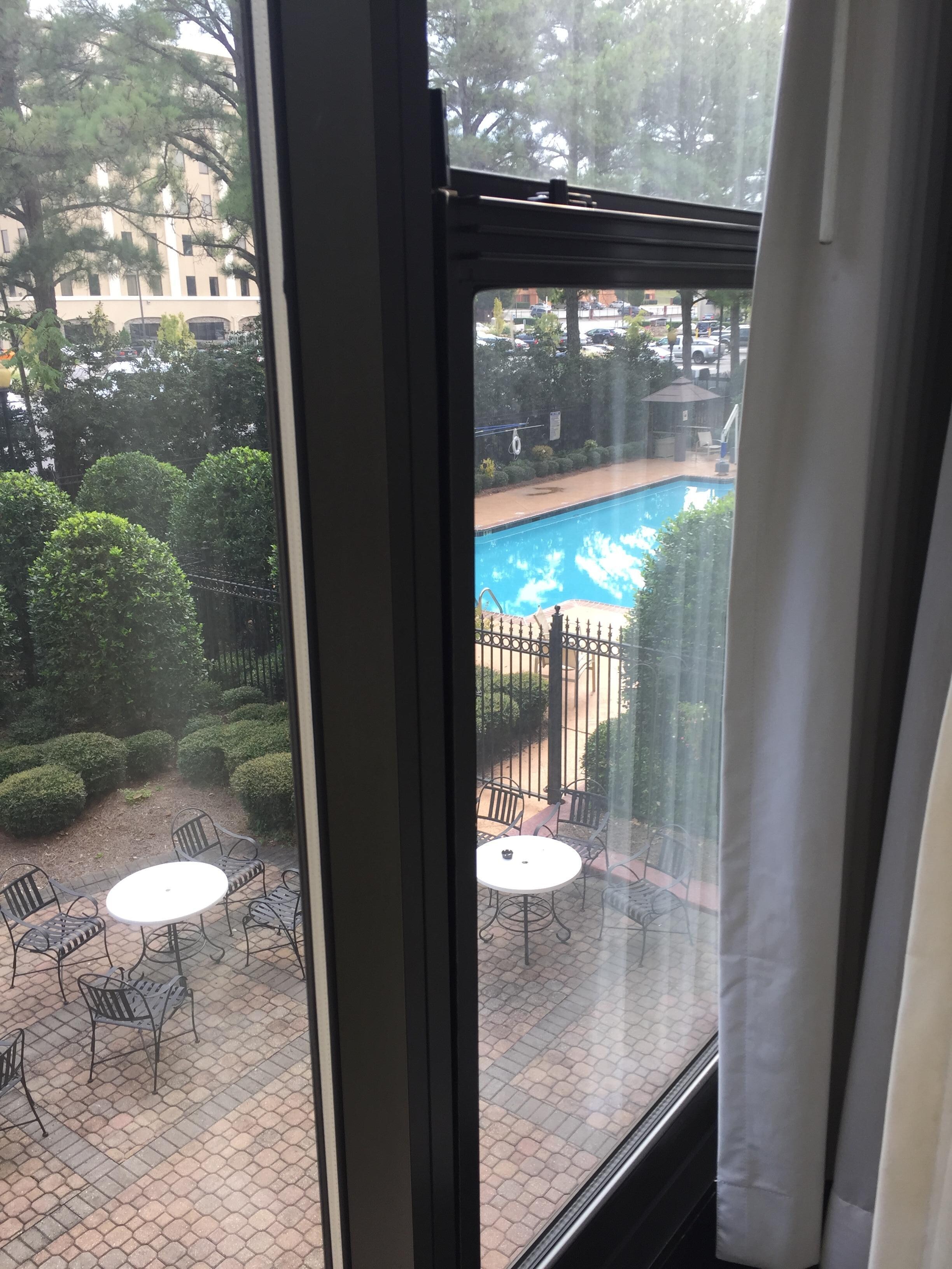 Blick aus dem Fenster auf Hotelpool und Terasse