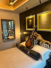 Room 115 Killer Queen Superior Room