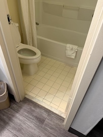 Clean bathrooms and really soothing hot water