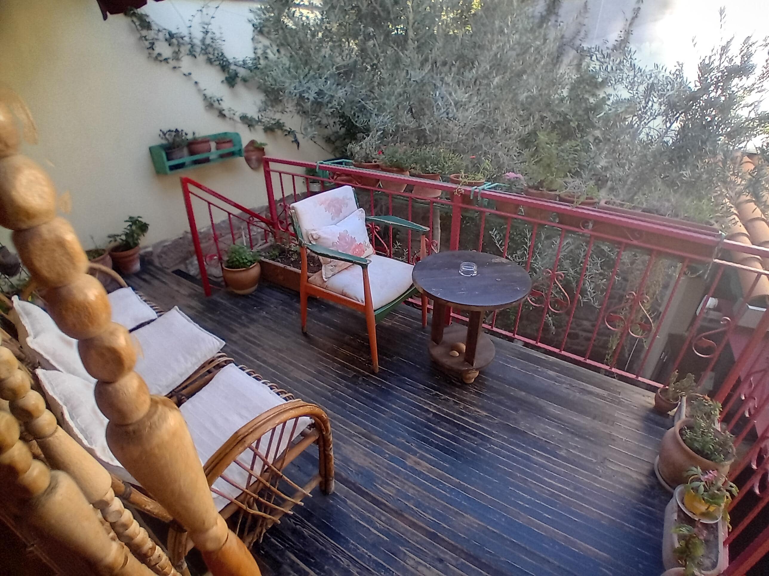 The communal balcony for the 2 top rooms.