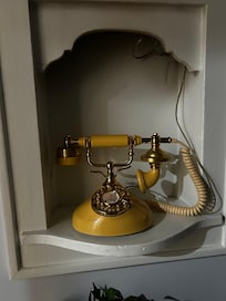 The phone nook was a nice touch. Everyone stopped to play with the phone!