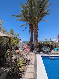 Pool with view to Malecon