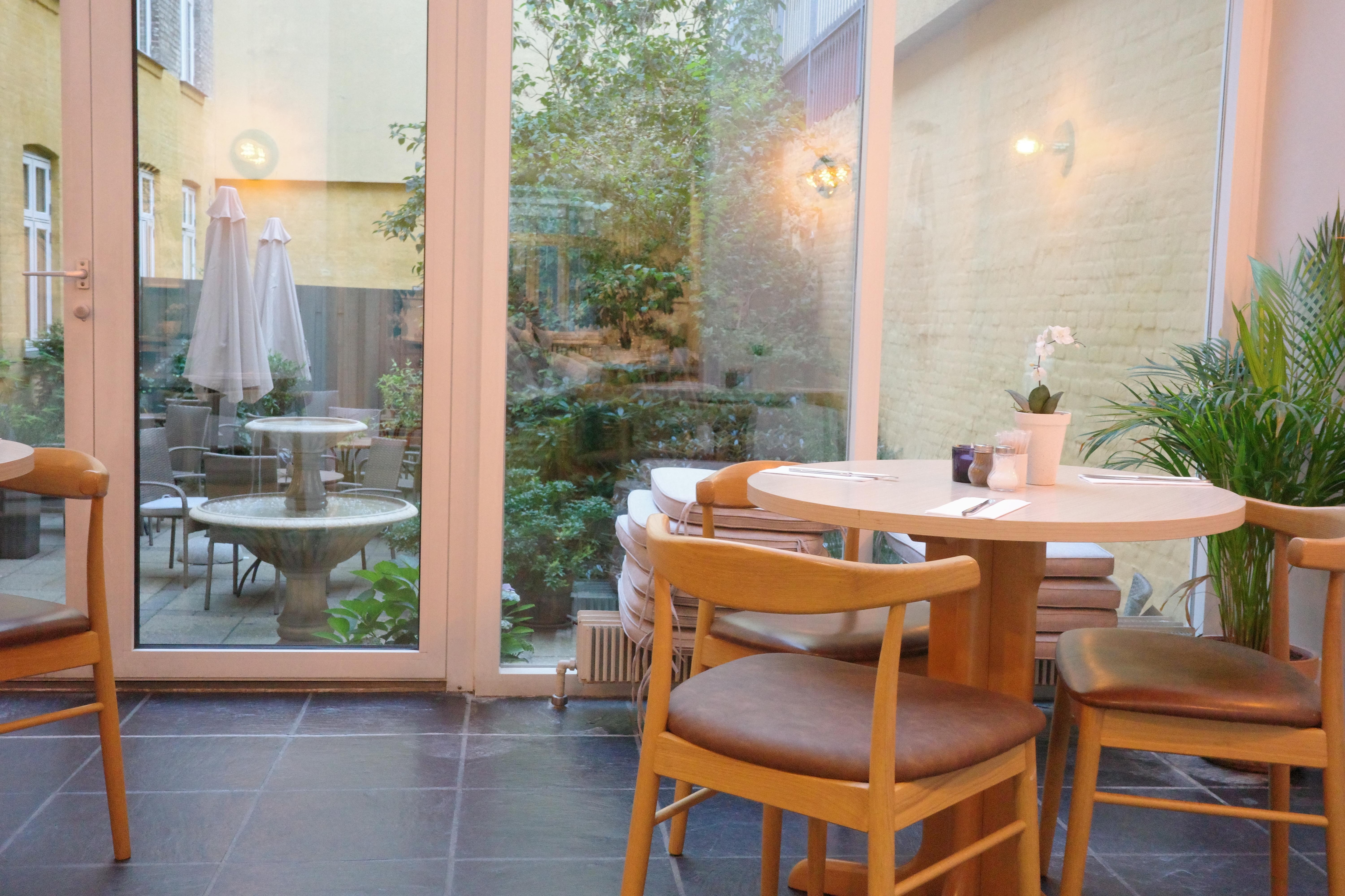 朝食ビュフェは　小規模だが、とても静かで落ち着いたテーブルでいただける。（ここは中庭に面したテーブル）