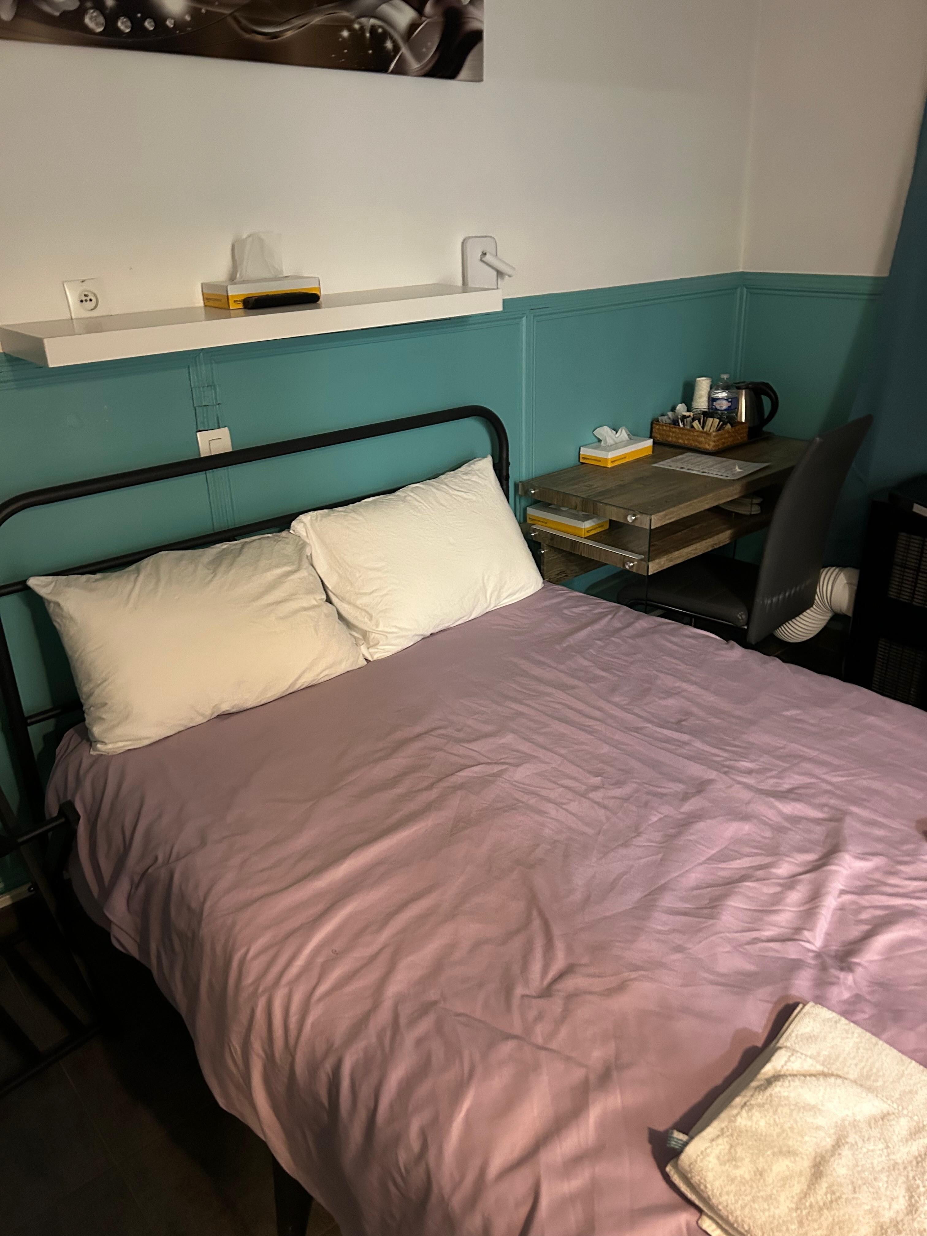 The room and bed condition did not match the images shown on Hotels.com website