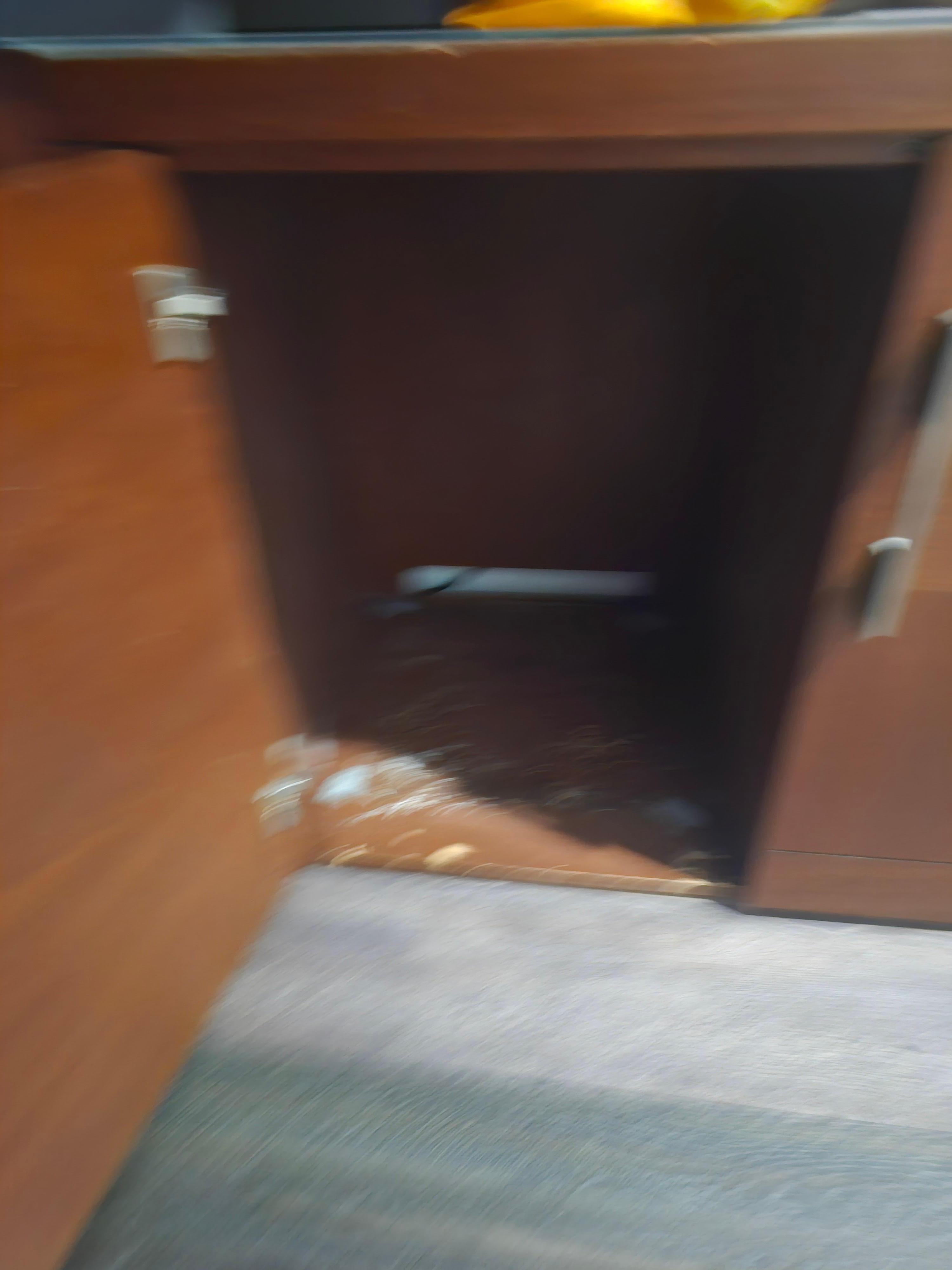 No había refrigerador y ni siquiera limpiaron de donde lo quitaron, mucho polvo en muebles del cuarto