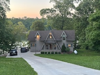 Cute outside with lots of parking