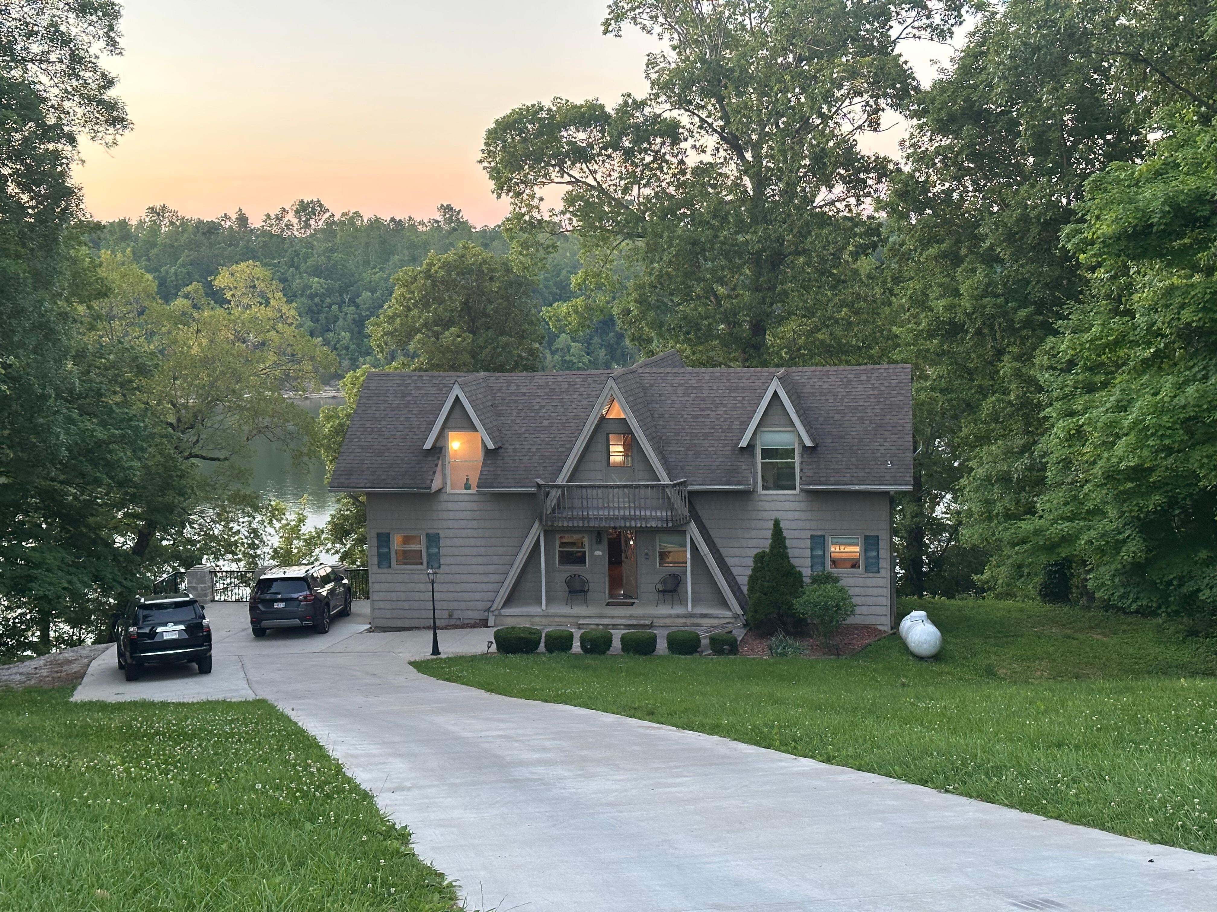 Cute outside with lots of parking