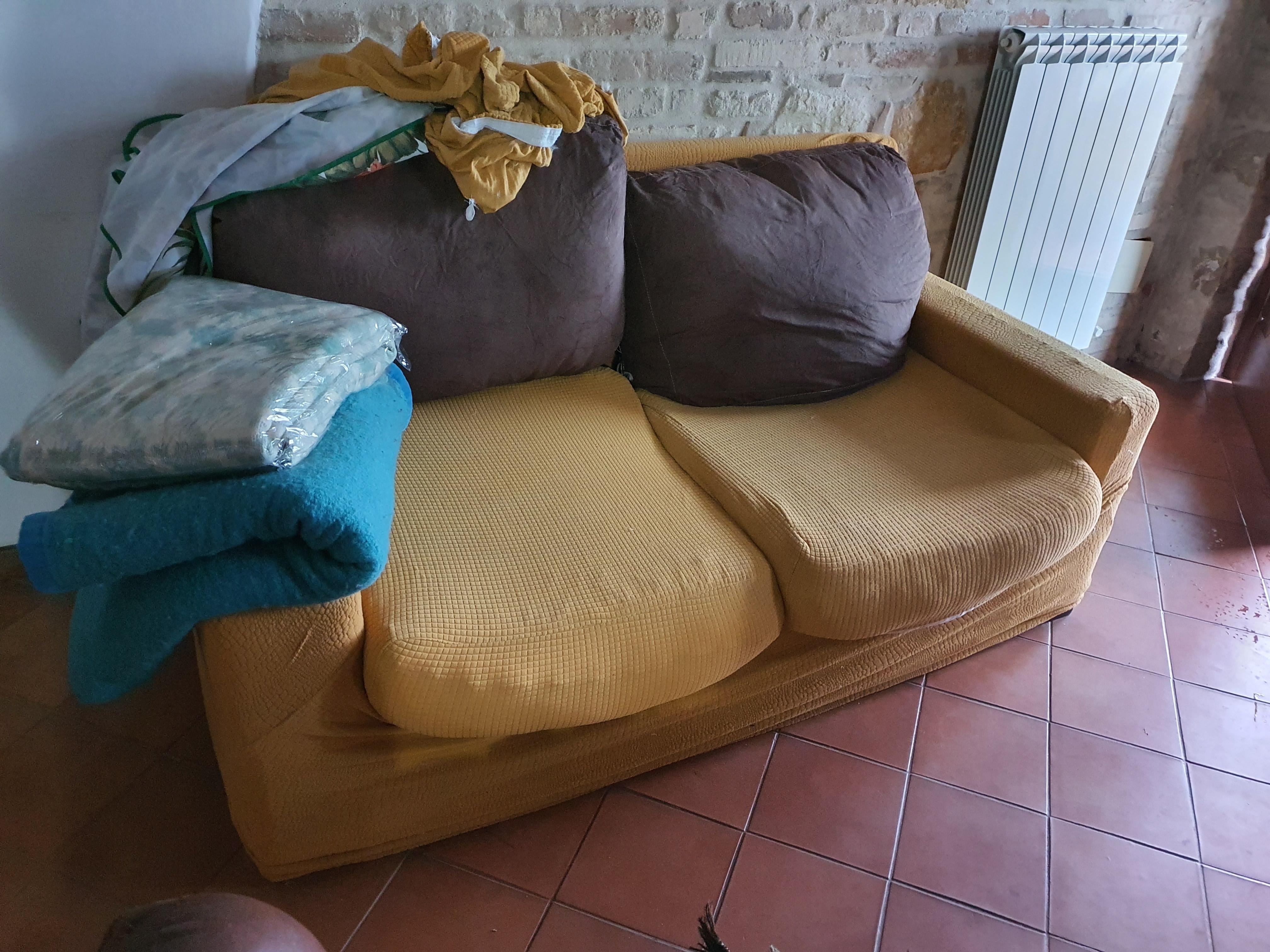 Sofa, anderes Modell, Akt und Durchmesser, zudem verlor es Federn