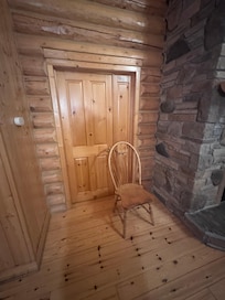 Die TĂŒr blieb nur zu mit dem Stuhl davor