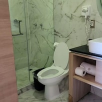 Baño amplio y limpio.
Spacious and clean bathroom