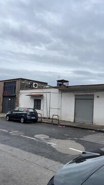 Essa é a entrada do local , terrível. Depois vi que tem um portão que dá acesso a uma vila .