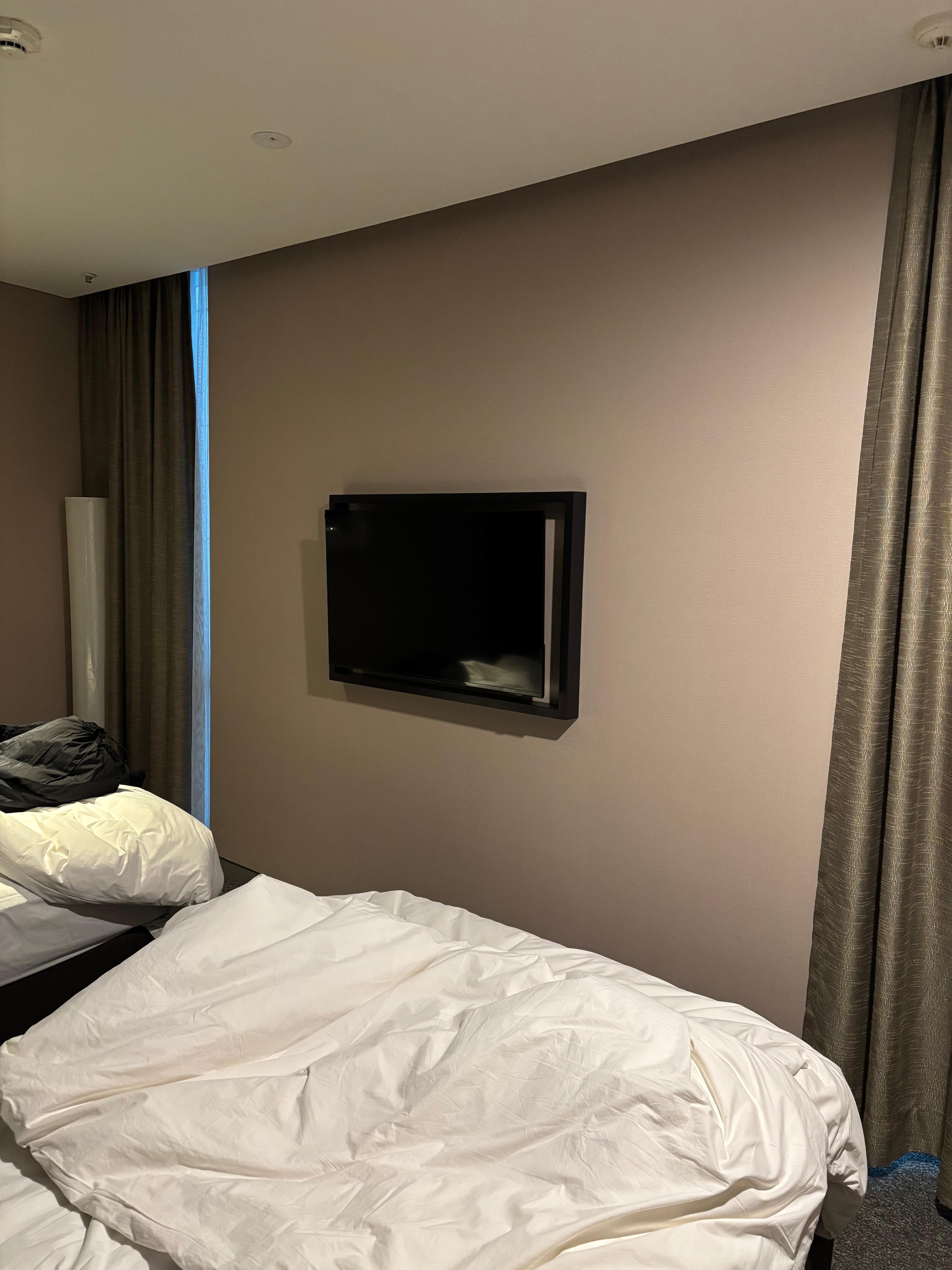 窓からの景色は最悪なのでずっとカーテンを閉めていました