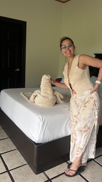 Habitación cómoda, ama de llaves muy creativa