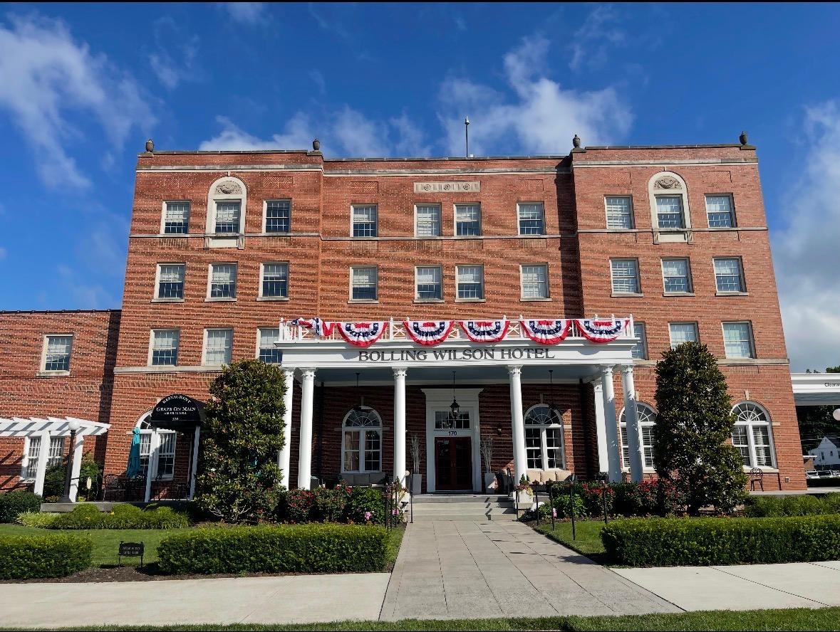 Front of the hotel. 