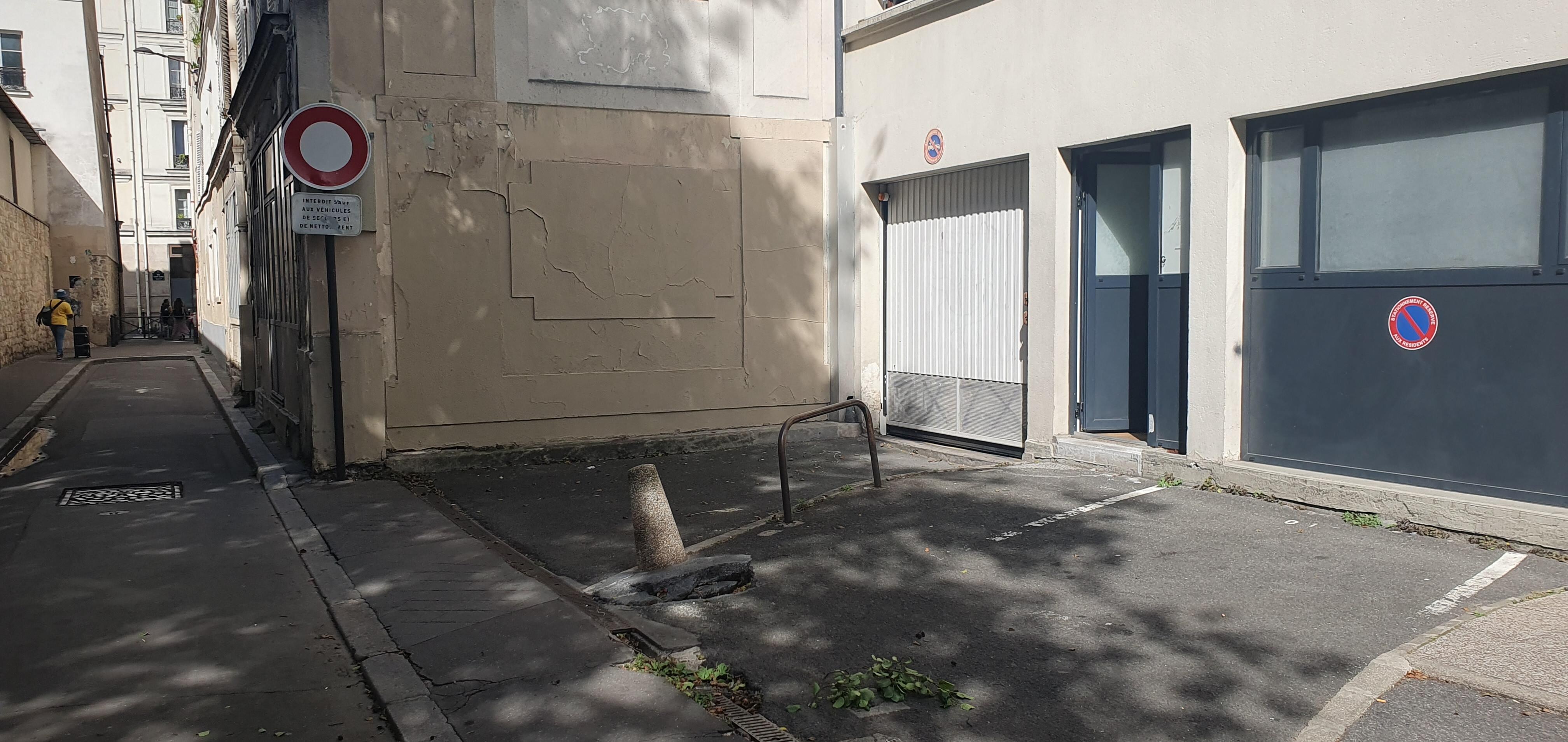 Apartment in a small alley with stench of urine